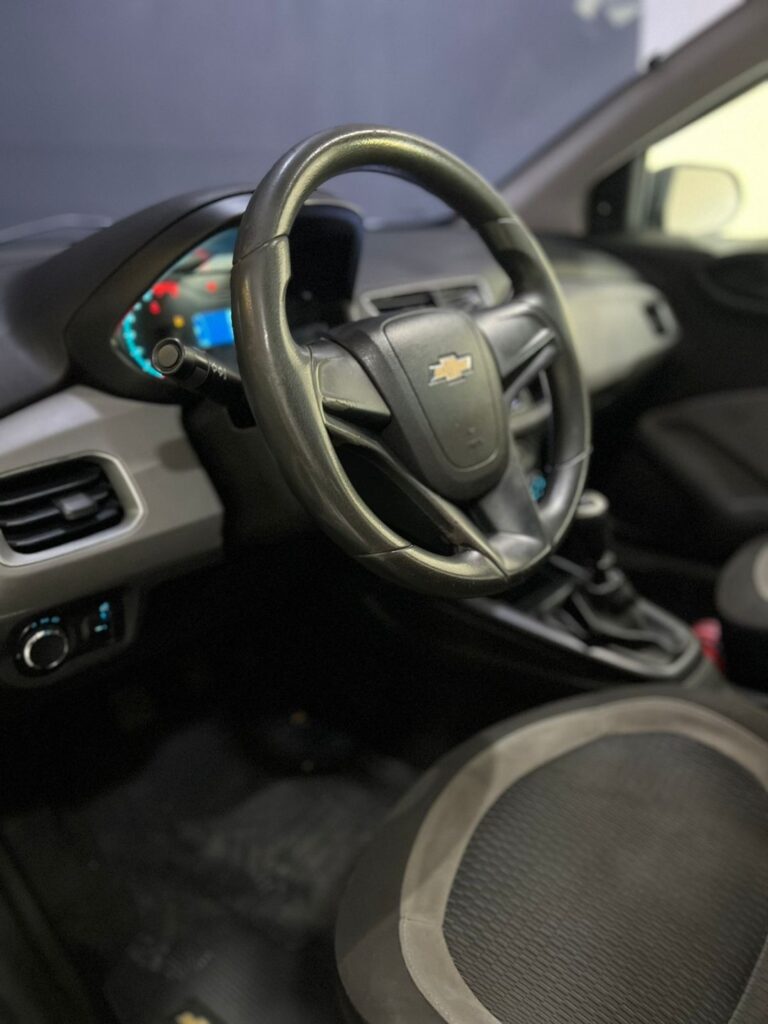 🚘 GM - Chevrolet - ONIX HATCH LS 1.0 8V FlexPower 5p Mec. 📅 2015-2015 💰 Preço- R$ 45.900,00—— (4)