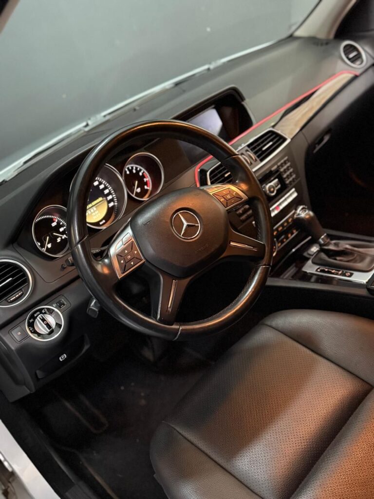 🚘 Mercedes-Benz - C-180 CGI Classic 1.8 16V 156cv Aut. 📅 2011-2012 💰 Preço- R$ 69.900,00————— (6)